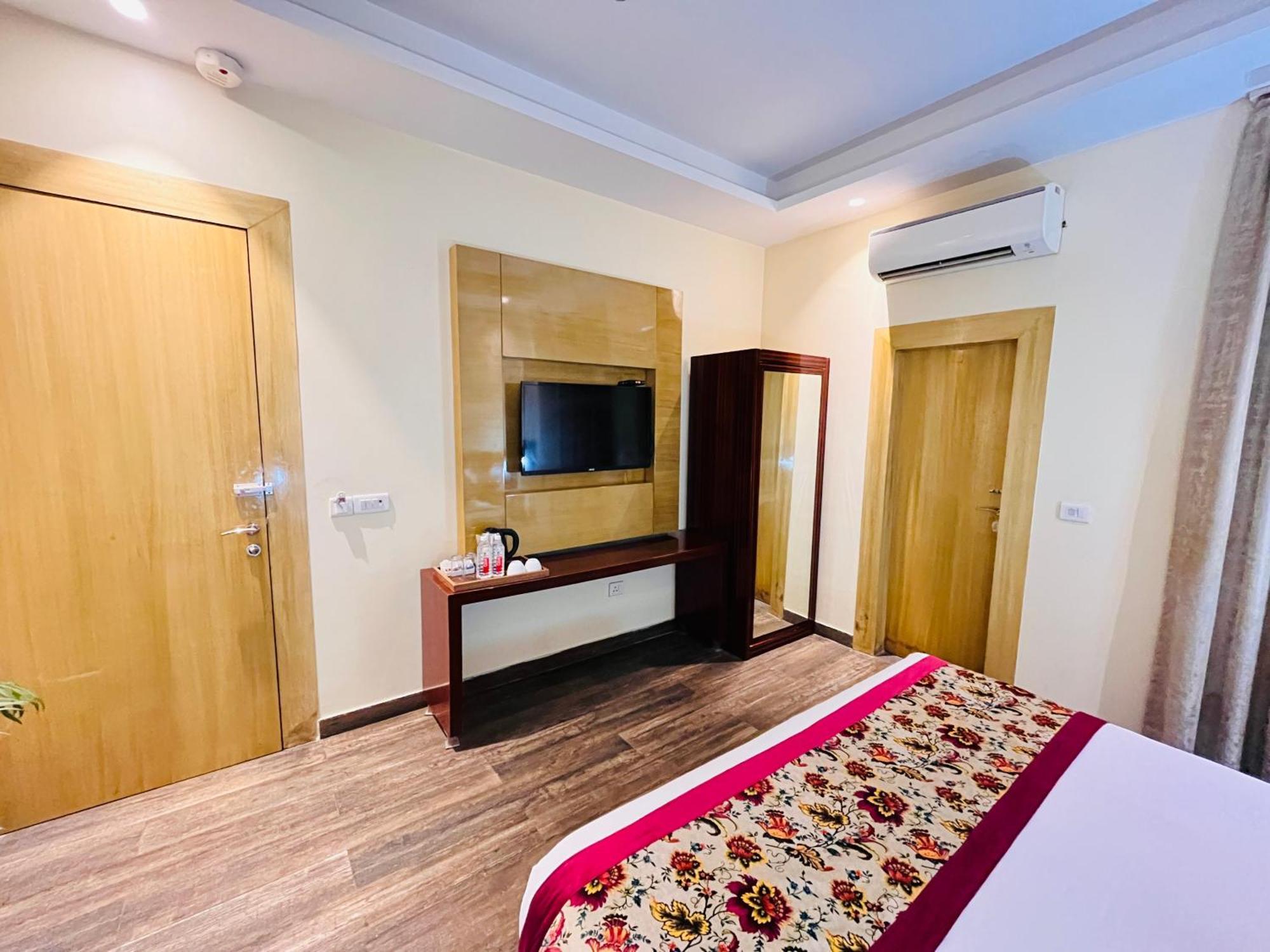 Hotel Banz Near Indira Gandhi Airport Delhi Yeni Delhi Dış mekan fotoğraf